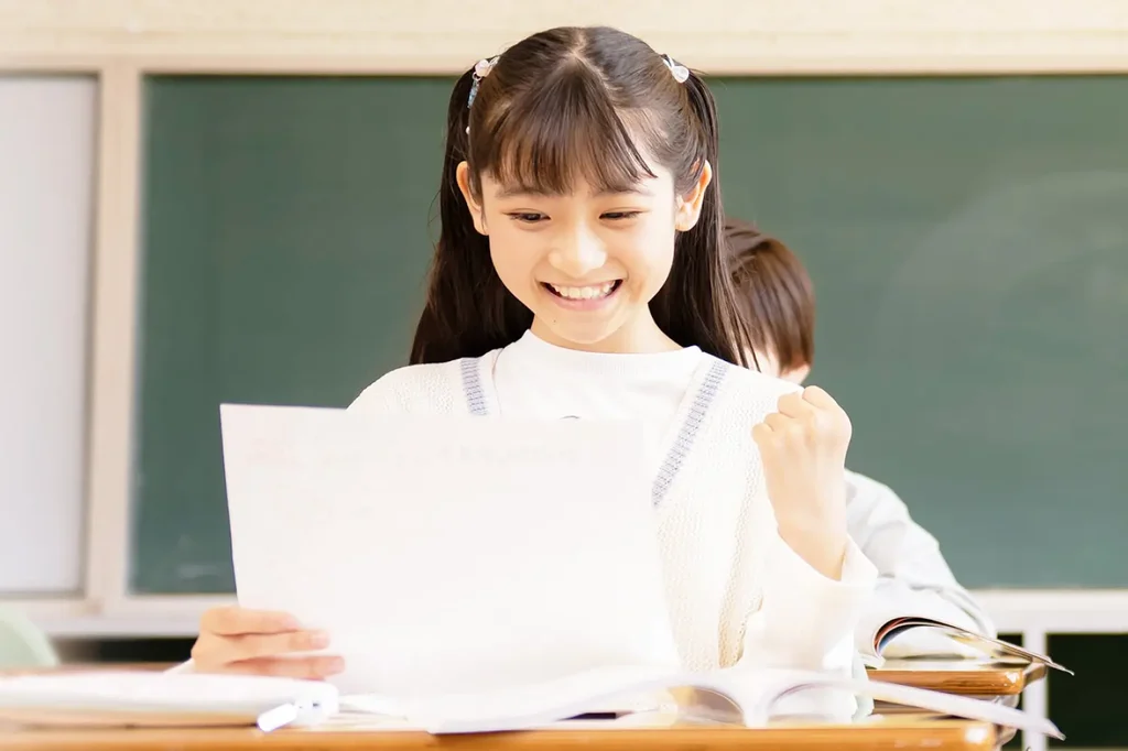 スマイルゼミ公式サイトの授業がわかって喜ぶ女の子